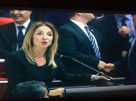 Türkiyədə Millət vəkili özünü kürsüyə qandalladı