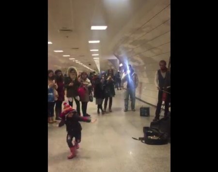 İstanbul metrosunun balaca dirijoru bütün dünyanın qəlbini fəth etdi