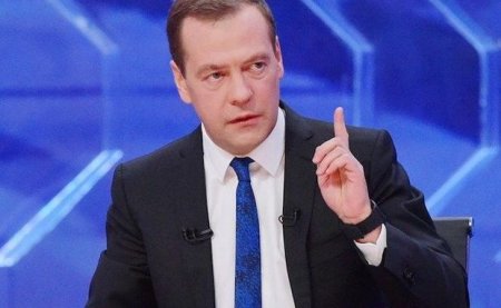 Medvedev iclasa gecikən nazirə əsəbiləşdi