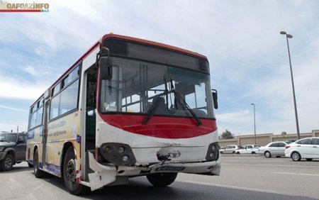 Bakıda sürücülər dayanıb qəzaya baxdılar, avtobus maşınlarını sürüdü