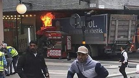 Stokholmda terror: yük maşını piyadaların üstünə yeridi
