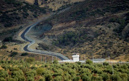 Türkiyə ilə Suriya arasında 556 kilometrlkik beton divar tikilib
