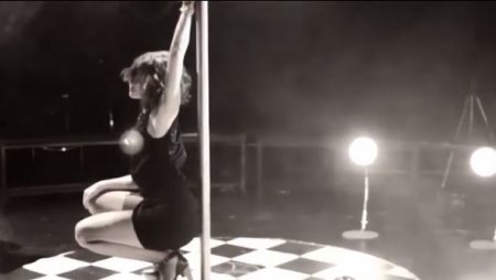 Azərbaycanlı aktrisa “striptiz” oynadı