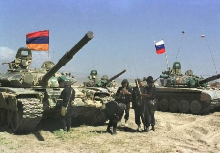 Rusiya tankları erməniləri necə tapdalayır: “Sahələrimizi əzib keçirlər...”