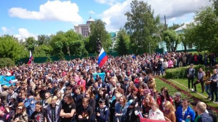 Rusiyanı bürüyən etiraz aksiyaları: Navalnını evinin blokunda tutdular