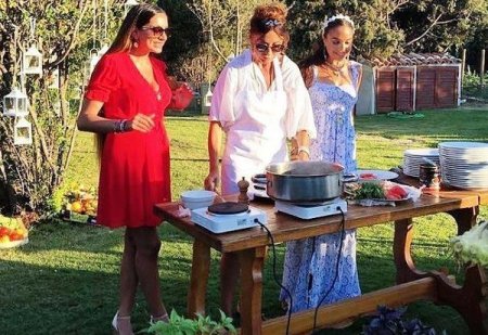 Mehriban Əliyeva qızları ilə birgə yemək bişirdi