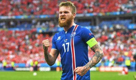 İslandiyada tarix yazan futbolçular hansı klublarda oynayır?
