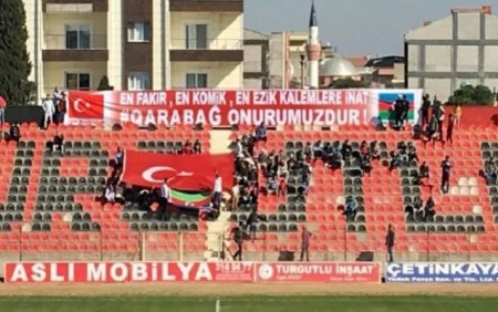 Türkiyə tribunalarında “Qarabağ” plakatı