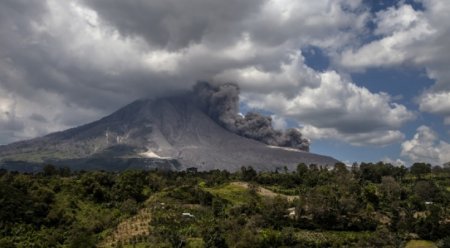 İndoneziyada Aqunq vulkanı püskürməyə başlayıb