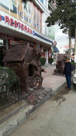 Bakıda icra başçısı baltanı götürüb Küpəgirən qarıya hücum çəkdi