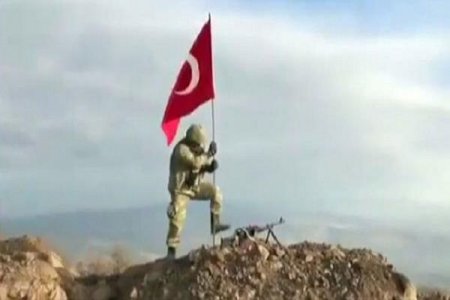Türk ordusu Afrində dağa bayrağını sancdı