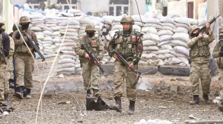 Türkiyədə PKK-çılar hərbi bazaya hücum etdi