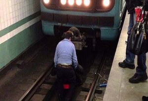 Bakı metrosunda dəhşət: qadın özünü qatarın altına atdı