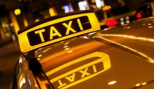 Bakıda taksi sürücüsü çinli turistə qiymət “oxudu”, qapıları bağlayıb düşməyə qoymadı