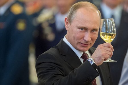 Putin məşhur dirijorun qədəhindən şampan içdi