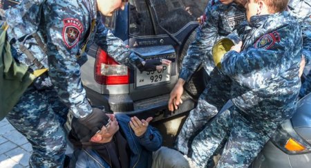 Yerevanda polis nazirlikləri blokadaya almış nümayişçilərə hücum etdi