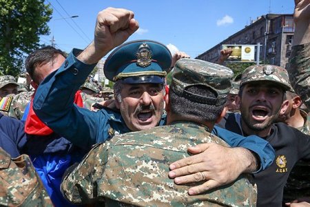 Keçmiş qəzet müxbiri “qalib sərkərdəni” necə devirdi