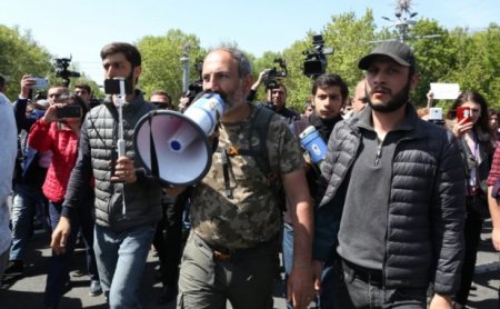 Keçmiş qəzet müxbiri “qalib sərkərdəni” necə devirdi