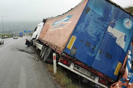 İlqar Qurbanov Samsunda TIR-ı aşırdı , Azərbaycana gətirilən 25 ton boya yola töküldü