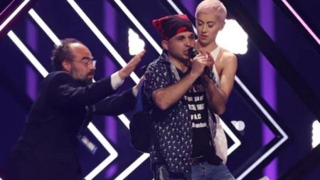 "Eurovision-2018"-də BİABIRÇILIQ: Müğənninin mikrofonunu əlindən aldılar 