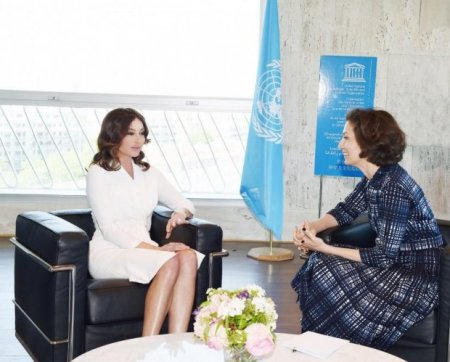 Mehriban Əliyeva Parisdə UNESCO-nun baş direktoru ilə görüşüb