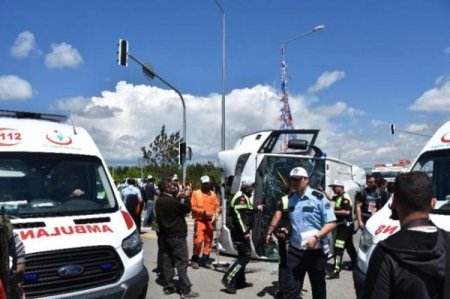  Qarsda əsgərləri daşıyan avtobus polis maşını ilə toqquşdu: 16 yaralı var 