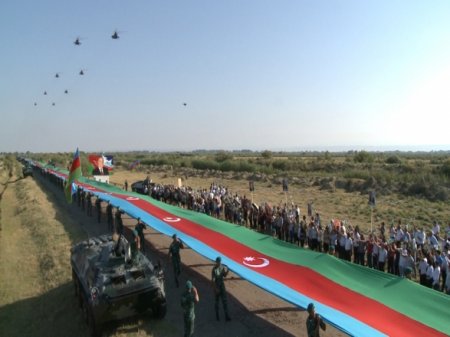Sərhədçilər iki kilometrlik Azərbaycan bayrağını başları üstünə qaldırdılar
