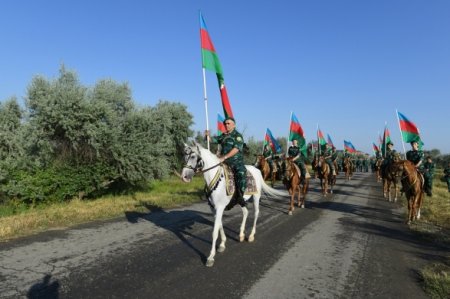 Sərhədçilər iki kilometrlik Azərbaycan bayrağını başları üstünə qaldırdılar