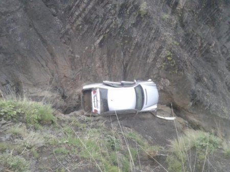 Güclü sel Quba-Xınalıq yolunda “Mercedes”i 30-40 metrlik dərəyə aşırdı