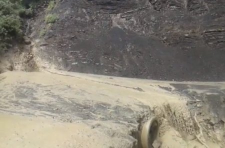 Güclü sel Quba-Xınalıq yolunda “Mercedes”i 30-40 metrlik dərəyə aşırdı
