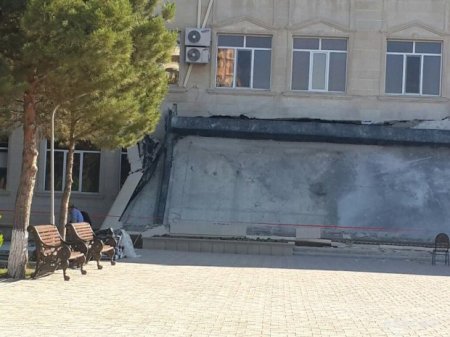 Azərbaycanda universitetin əsas binasının girişi uçdu