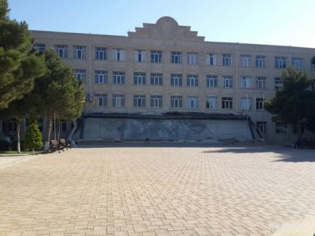 Azərbaycanda universitetin əsas binasının girişi uçdu