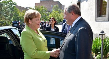 Angela Merkeli gəzdirmək üçün Ermənistan prezidentinin maşınını əlindən aldılar