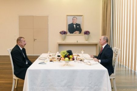 İlham Əliyev və Vladimir Putin çay süfrəsi arxasında