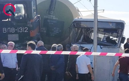 Bakıda sərnişin avtobusu neft qatarının altına girdi