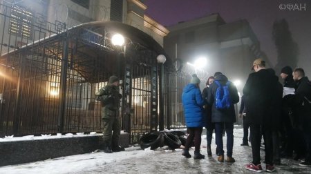 Kiyev qarışır: ukraynalılar Rusiya səfirliyi önünə şinlər yığır