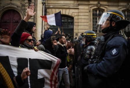 Paris şokda: Polislər də “Sarı jiletlilər”in aksiyasına qoşulur