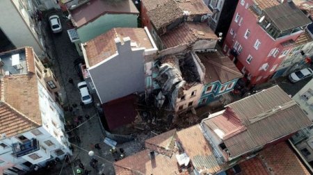 İstanbulda daha bir bina çökdü