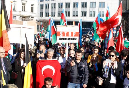 Azərbaycanlıların Brüssel mitinqi: Qarabağa qayıtmaq istəyirik!